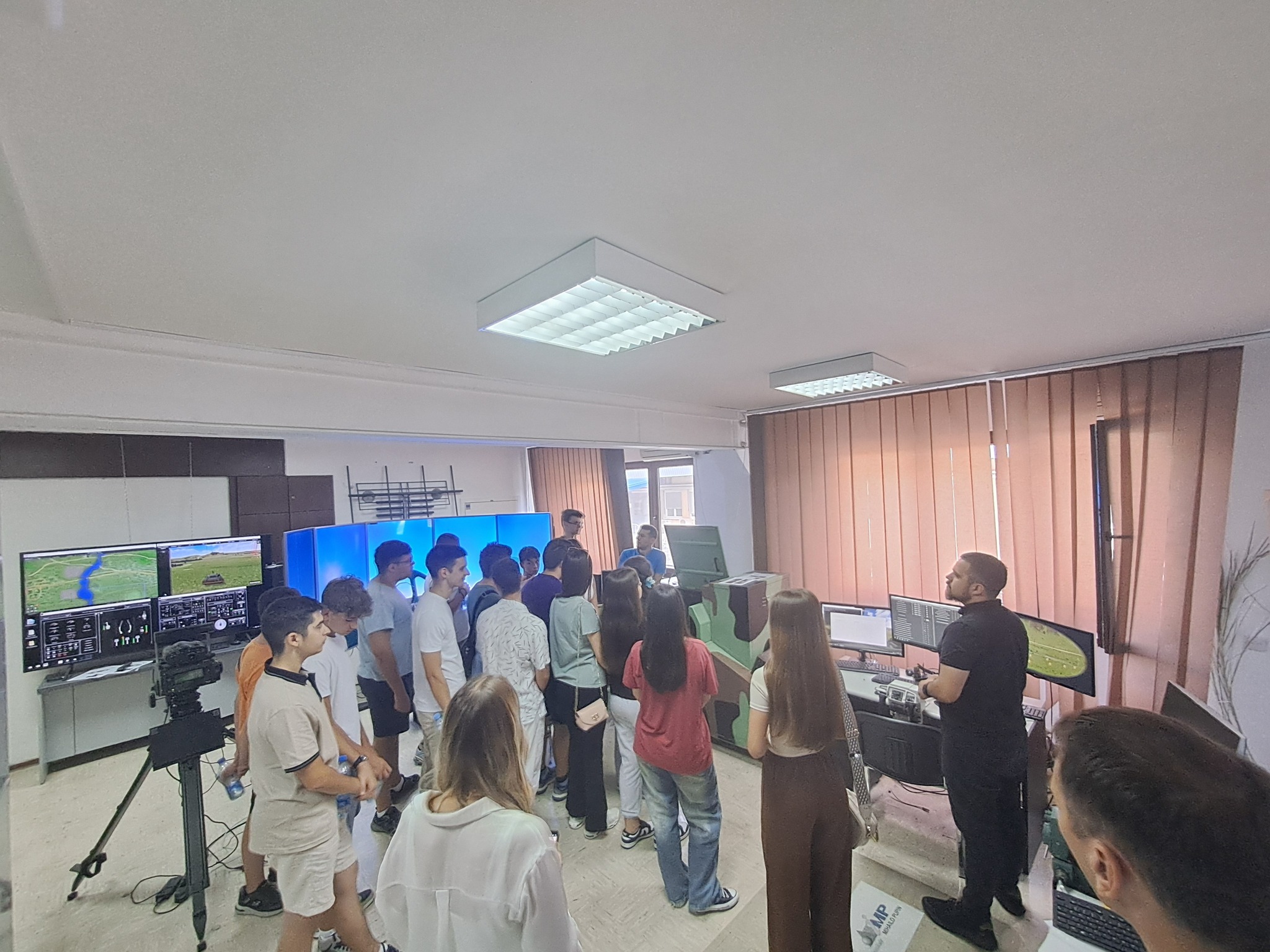 Посета Институту Михајло Пупин – ученици и наставници током едукативне посете